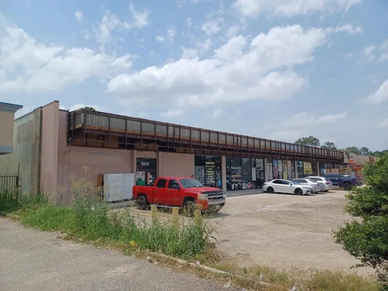 1905 Gessner Shopping Center before image 4
